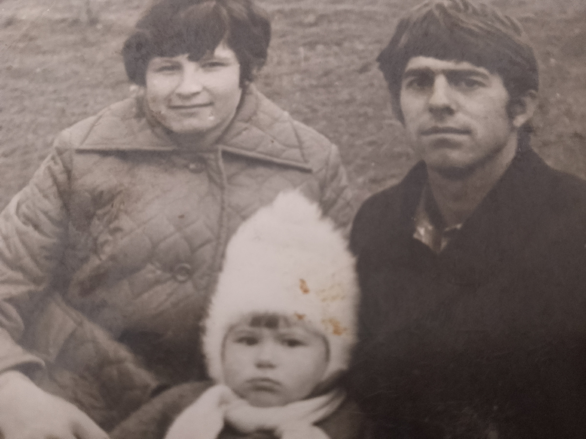 Фото из архива автора. Я и мои родители. 