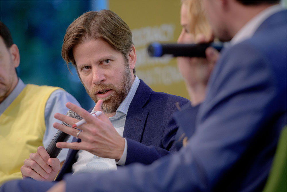 Тут Мэт чего-то там модерирует.