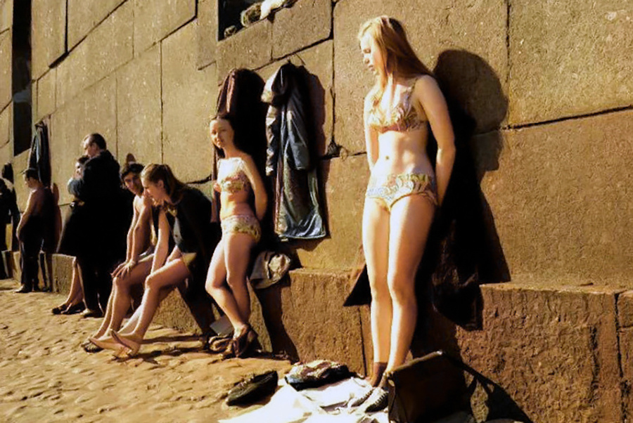 Солнечные ванны у Петропавловской крепости. Ленинград, 1970 год