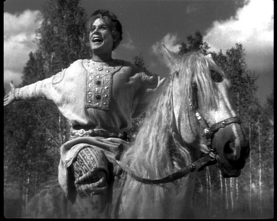 Кадр из фильма "Кащей Бессмертный" 1944г. А конь у Никиты Кожемяки не простой - конь директор Озерского лесхоза:)