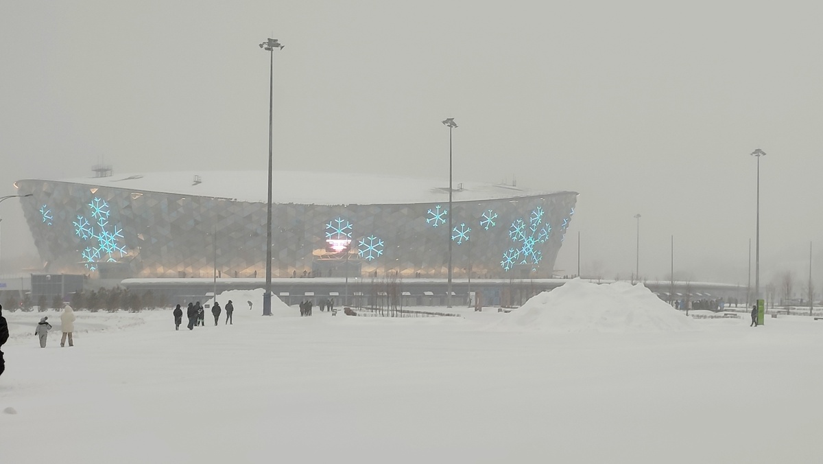 Только по светящимся снежинкам и нашли дорогу 😄