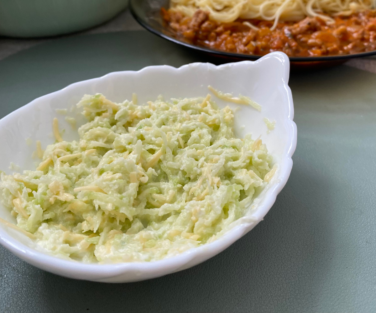 мой обед) за заднем плане паста «болоньезе»