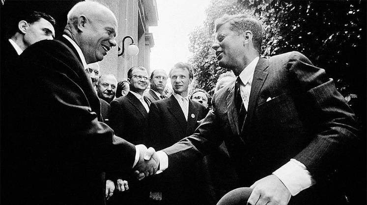    JFK COLLECTION/ZUMAPRESS Хрущев считал Кеннеди молодым и неопытным, однако это не стало помехой для их доверительных отношений. На фото: историческое рукопожатие в Вене в 1961 году
