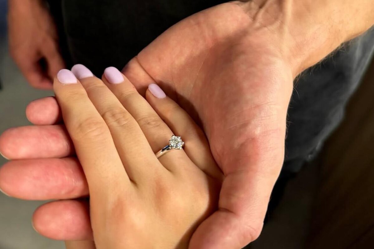    Кольцо на пальце Дины Авериной. соцсети