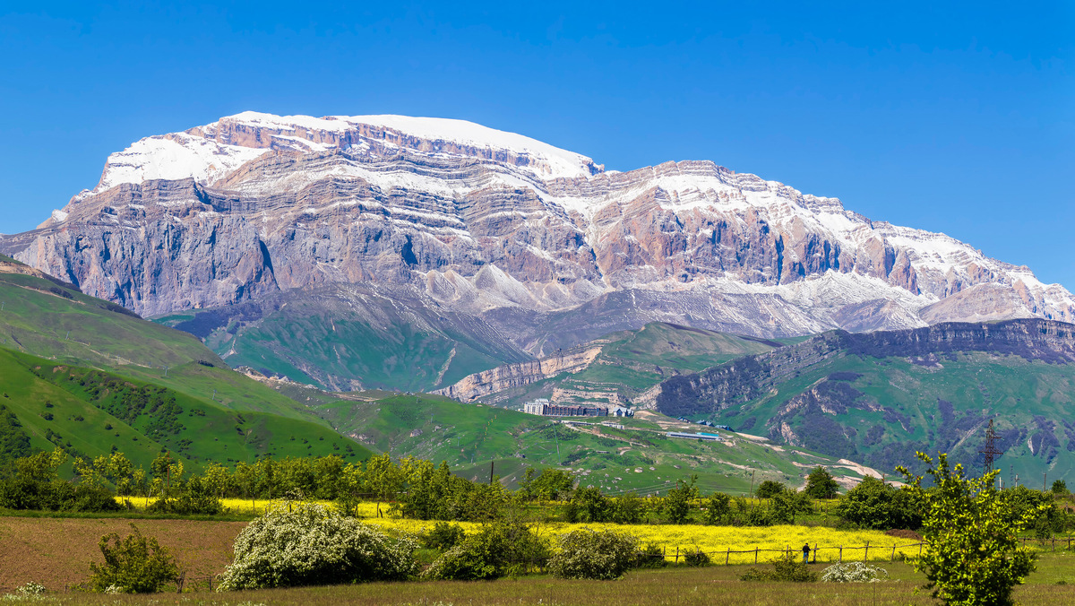 Весной, когда снег начинает таять, окрестности Шахдага становятся настоящим уголком для любителей пешего туризма и хайкинга. Здесь проложены живописные маршруты к горным озёрам, впечатляющим водопадам и уютным ущельям. Фото: Shutterstock
