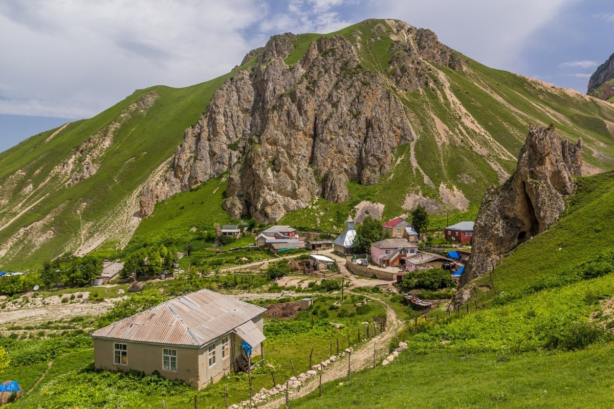 У подножия деревни — величественные известняковые склоны Шахдага, а вокруг возвышаются многочисленные горные пики. Фото: Shutterstock
