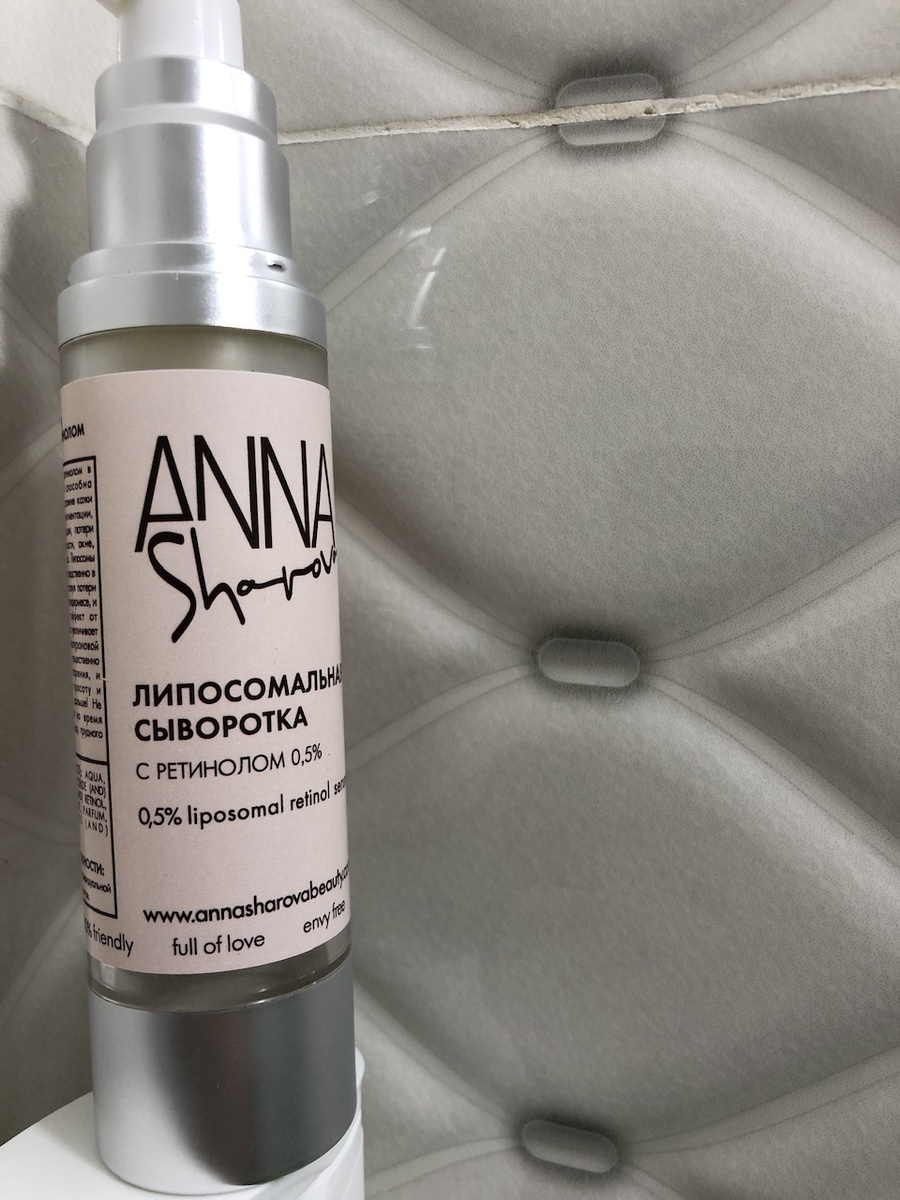 Пластиковая упаковка.Падала несколько раз с высоты письменного стола-треснула только крышка.