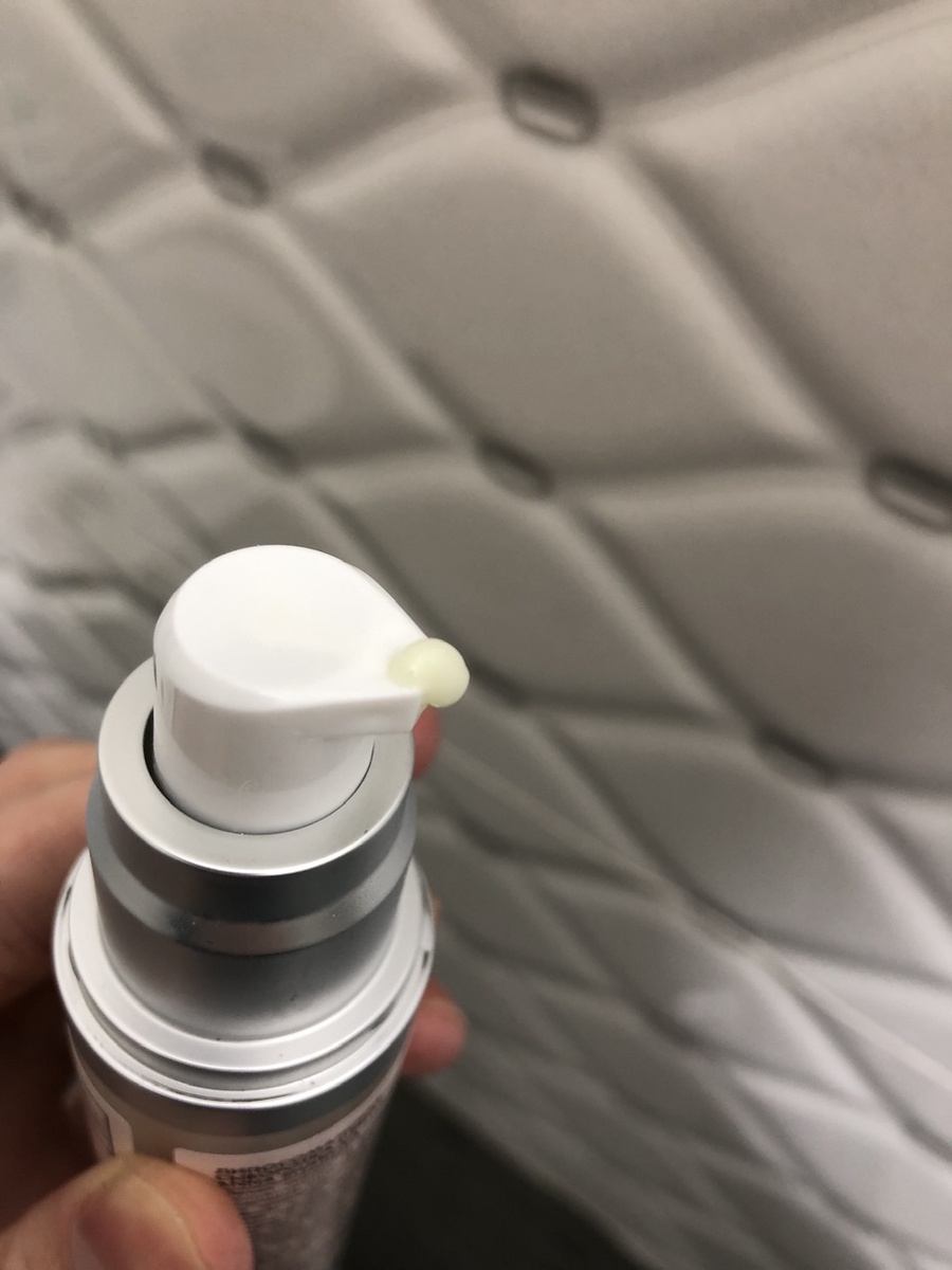 Крем светло жёлтого цвета с сильным ароматом.Он достаточно яркий и не сразу выветривается.Аромат какой-то конфетно-цветочный.