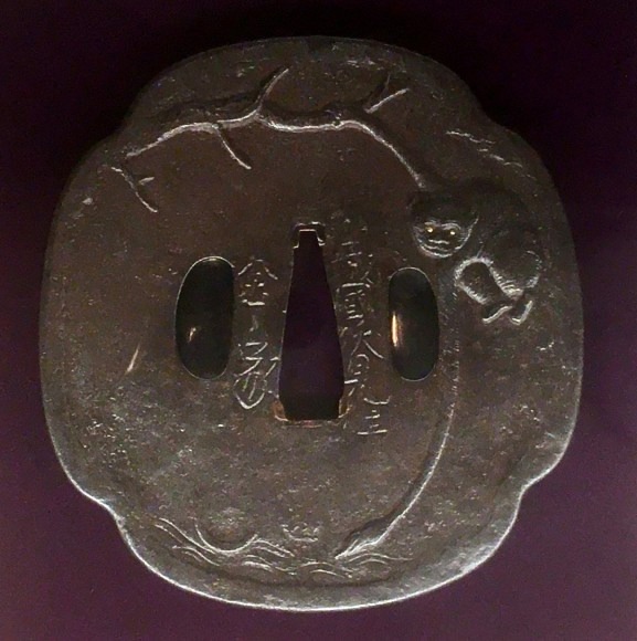 Цуба с изображением сюжета «Обезьяна ловит луну». Подпись: Канэиэ. Середина эпохи Эдо (1603–1868). 