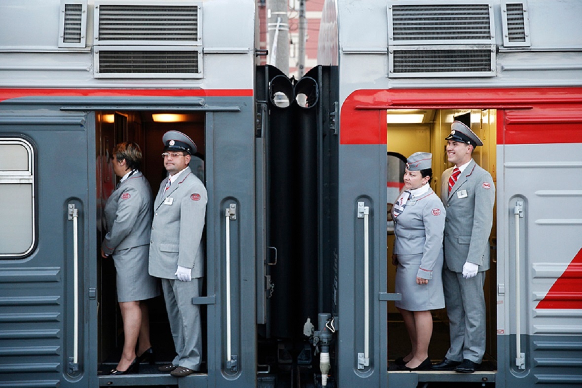 🚆 Проводники РЖД перед отправлением поезда – профессионализм и традиции железных дорог России.