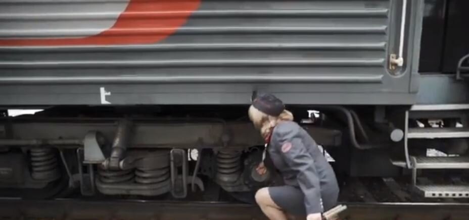 🚆 Проводник РЖД проводит предрейсовый осмотр вагона – безопасность прежде всего!
