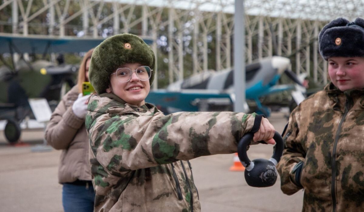     Соревнования по удержанию гири в Музее «Главные Оружейные Реликвии Армии». Источник: victorymuseum.ru Автор фото: Пресс-служба Музея Победы