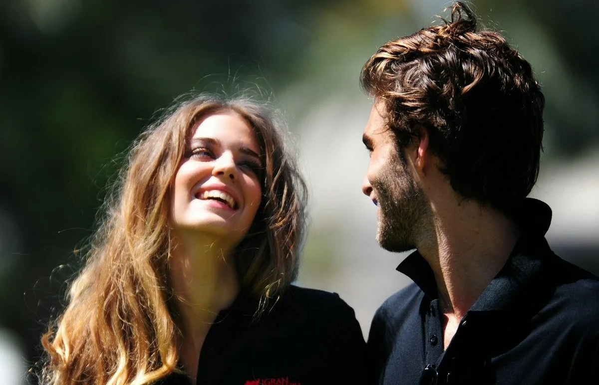 Она смотрит на тебя чаще, чем кажется случайным