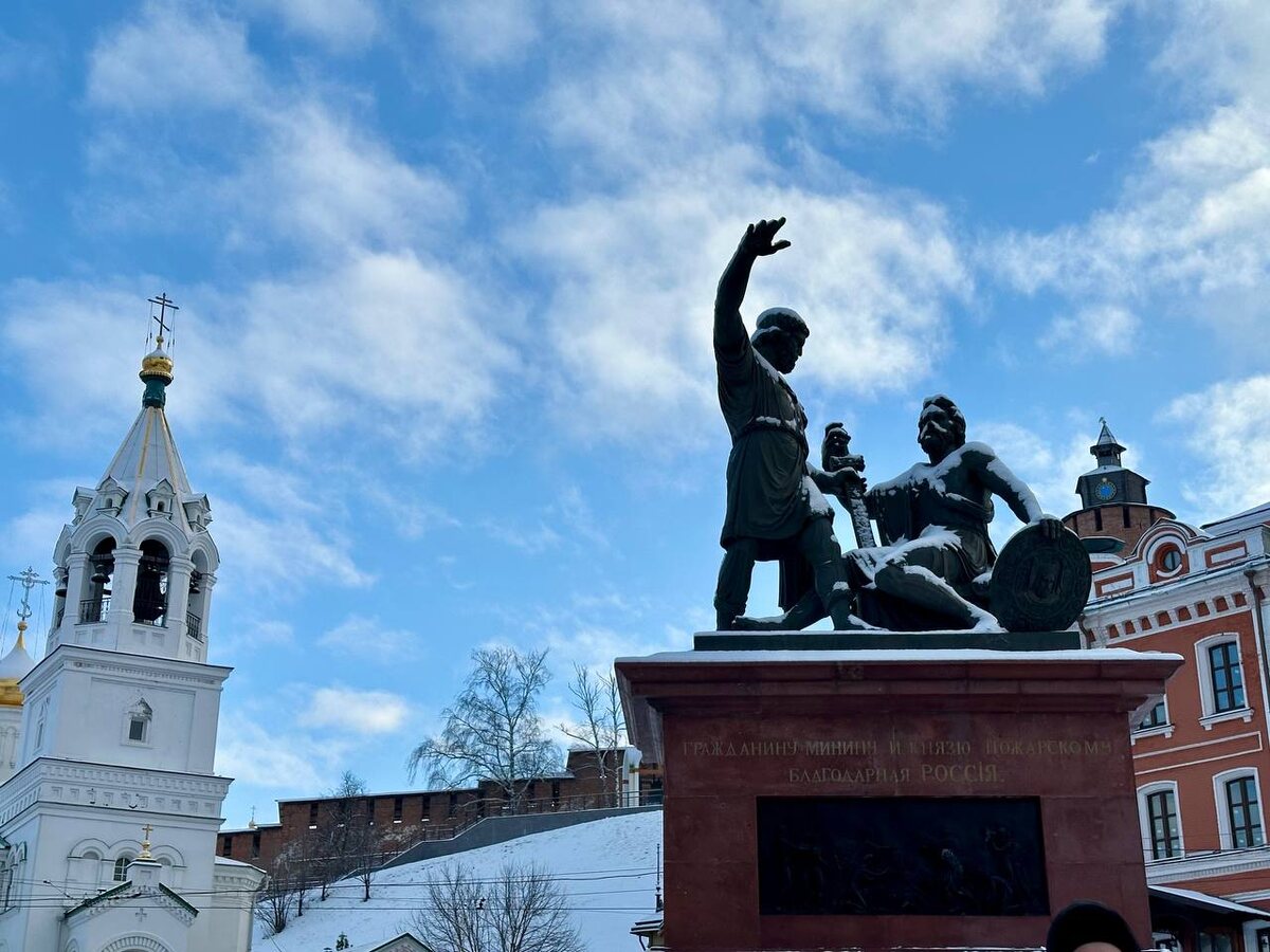 Памятник Минину и Пожарскому, копия московского монумента. Местные жители сами накопили на его создание памятника, но по указу министров его установили в Москве. Фото: Елена Соколова