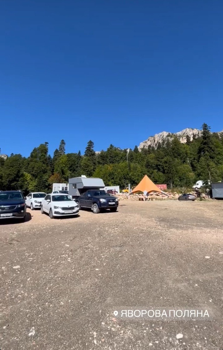 Парковка платная, так что за сохранность авто можно не переживать