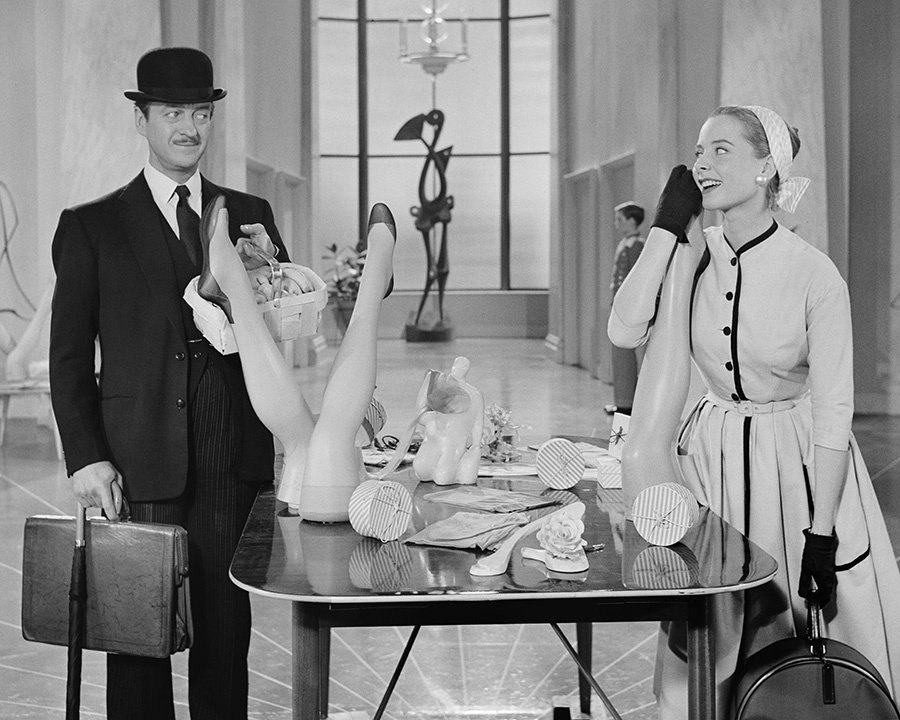 Harry Kerr / BIPS / Hulton Archive / Getty Images)📷Дэвид Нивен и Женевьев Паж в фильме «Шелковистое дело», 1956 г.