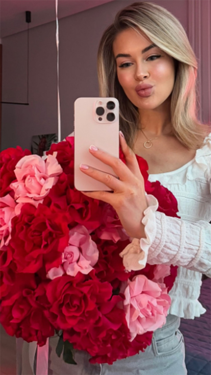 Марина Африкантова с букетом роз. Фото: соцсети Марины Африкантовой