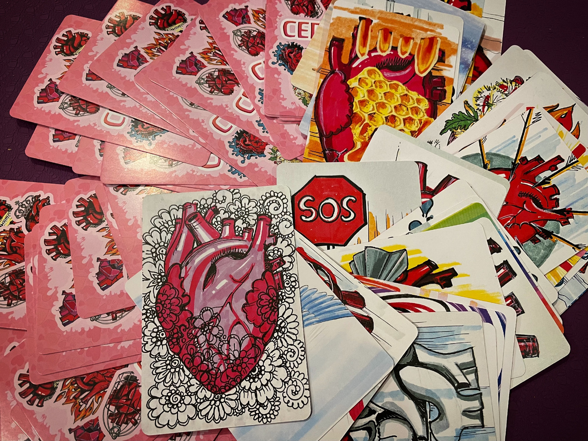 Для демонстраци этой игры мною использована колода метафорических ассоциативных карт (МАК) под названием "СЕРДЦЕ" автор Дарья Астафьева, художники Елена Фещенко, Антон Шелупаев, издательство MACards. 