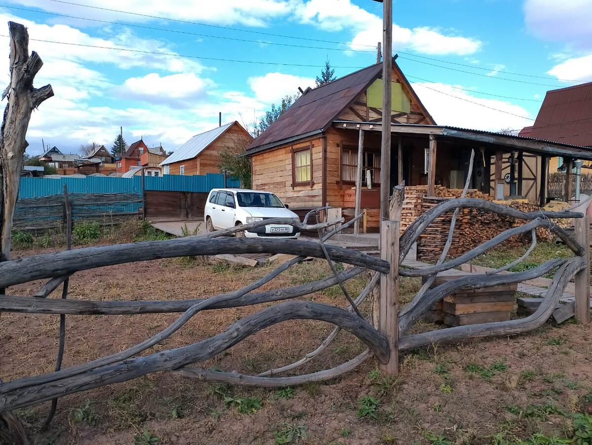 Дача Саши с винтажным забором