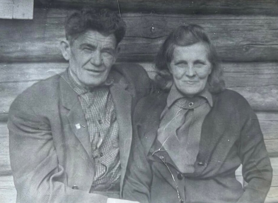 Дедушка с бабушкой.