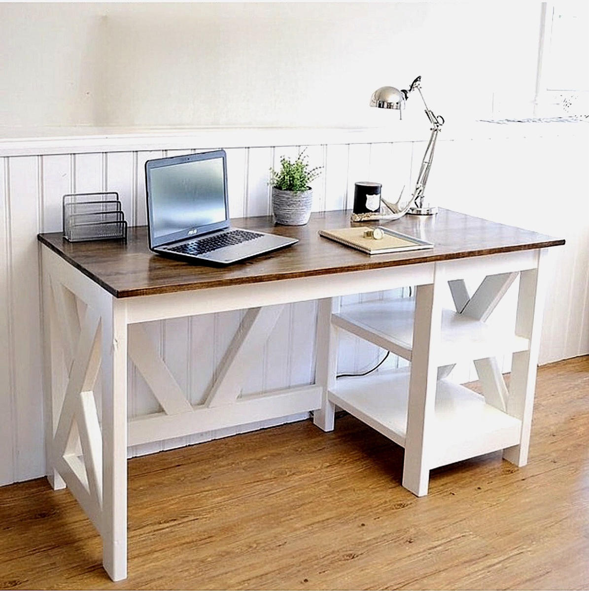 Красить детали лучше отдельно, до сборки стола. Сначала торцуем в нужный размер, затем шлифуем, красим и собираем.