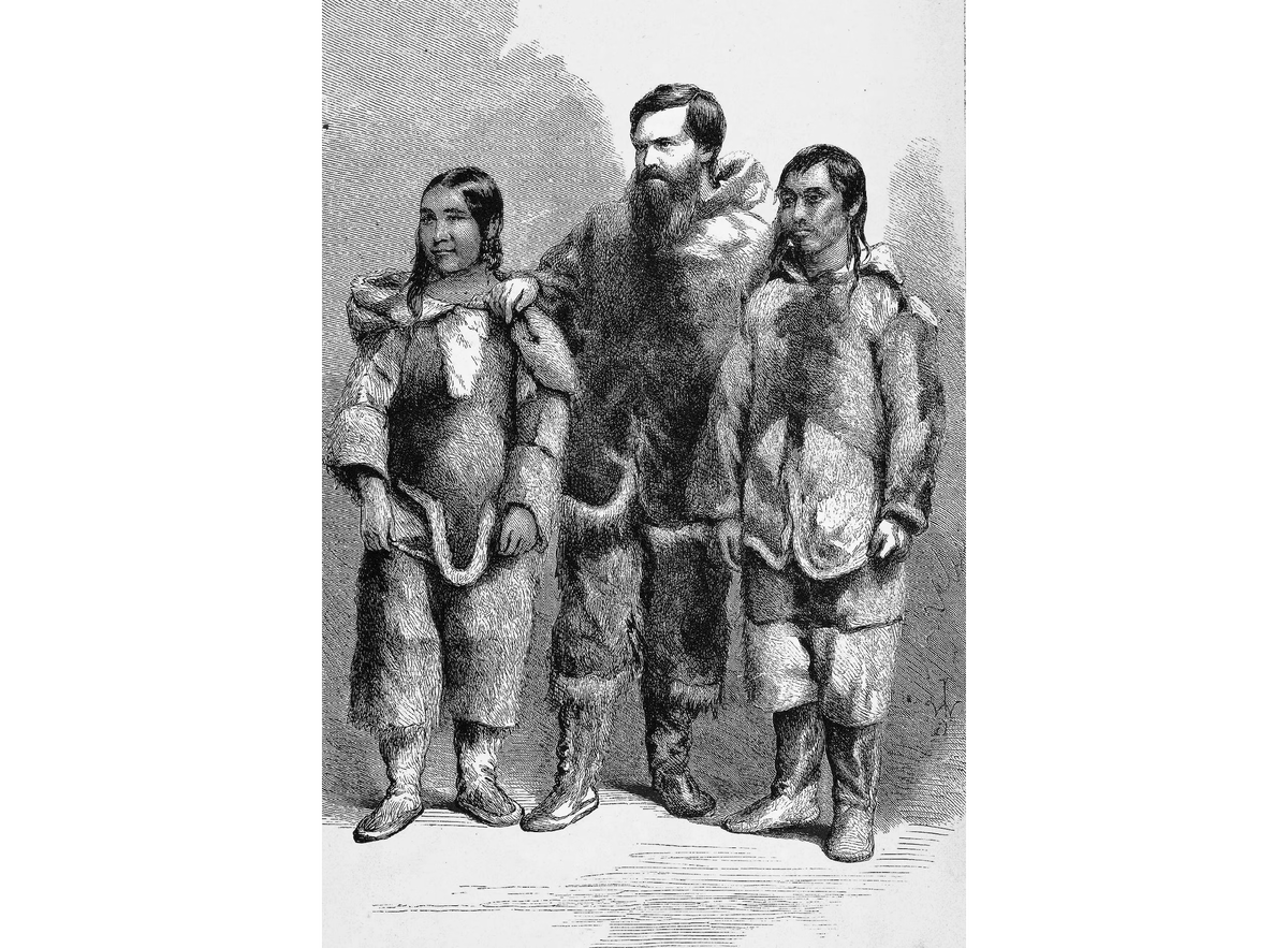 На этой иллюстрации Холл запечатлён в компании двух инуитов во время своей первой поездки в Арктику, которая состоялась в период с 1860 по 1862 годы.