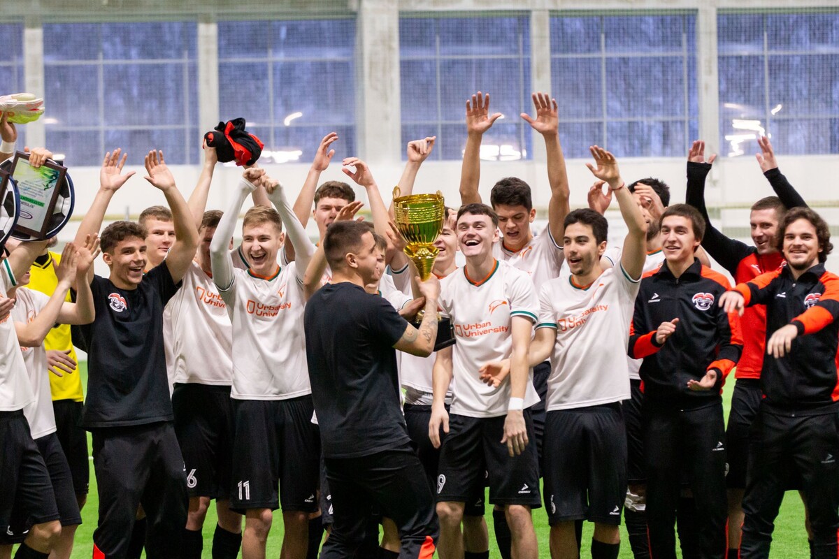 «Сокол» с трофеем. Фото: Русалина Лобастеева, пресс-служба ФК «Волна»