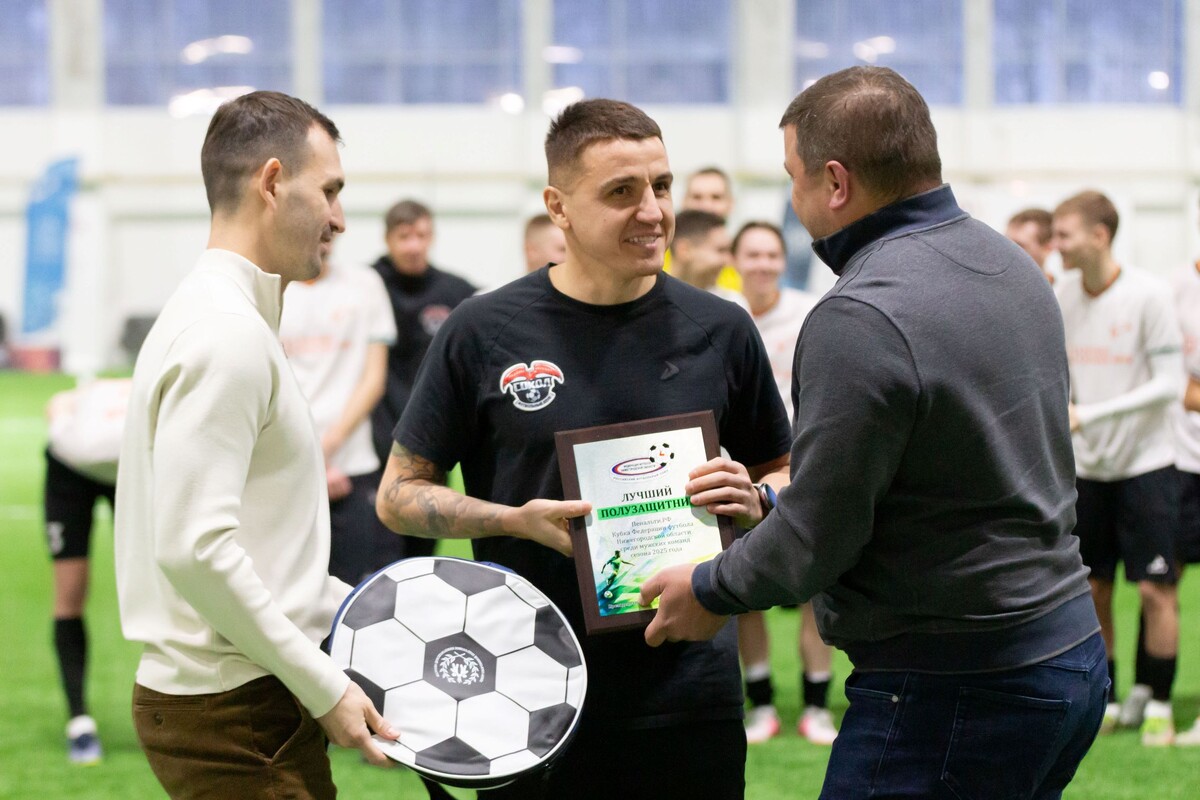 Капитан «Сокола» Наиль Замалиев (в центре) - лучший полузащитник Кубка ФФНО-2025. Фото: Русалина Лобастеева, пресс-служба ФК «Волна»