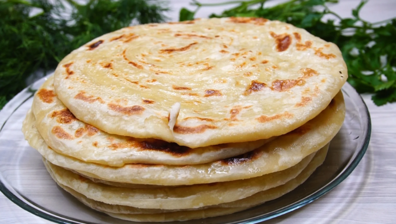 Вместо хлеба готовлю Катламу: получаются тонкими, слоеными, к тому же готовятся на сухой сковороде, да и продукты под рукой