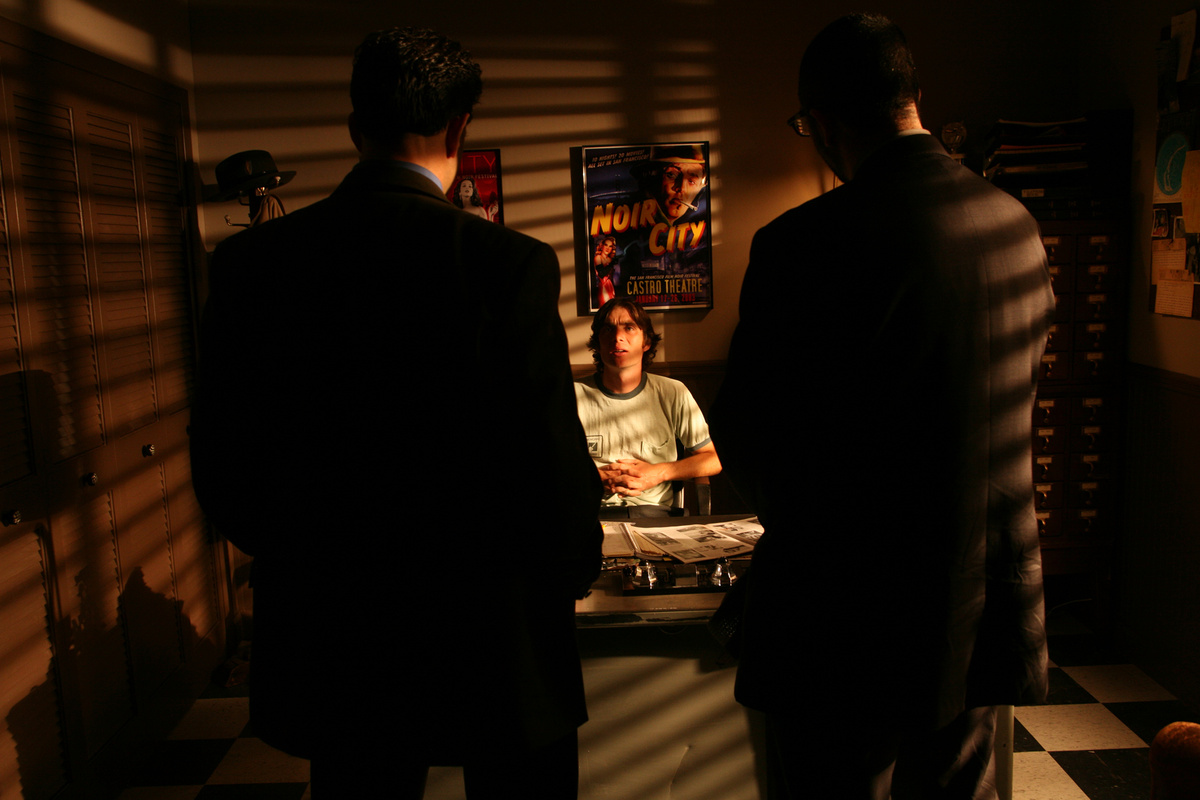 Пролистните изображение, чтобы увидеть следующий кадр из фильма «Насмотревшись детективов» (2007)