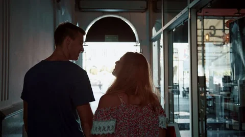Источник: https://www.shutterstock.com/ru/video/clip-19321894-young-couple-having-good-time-city