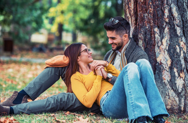 Источник: https://www.istockphoto.com/ru/фото/встреча-в-парке-романтическая-пара-сидит-под-деревом-в-парке-любовь-знакомства-gm1126112541-296308896