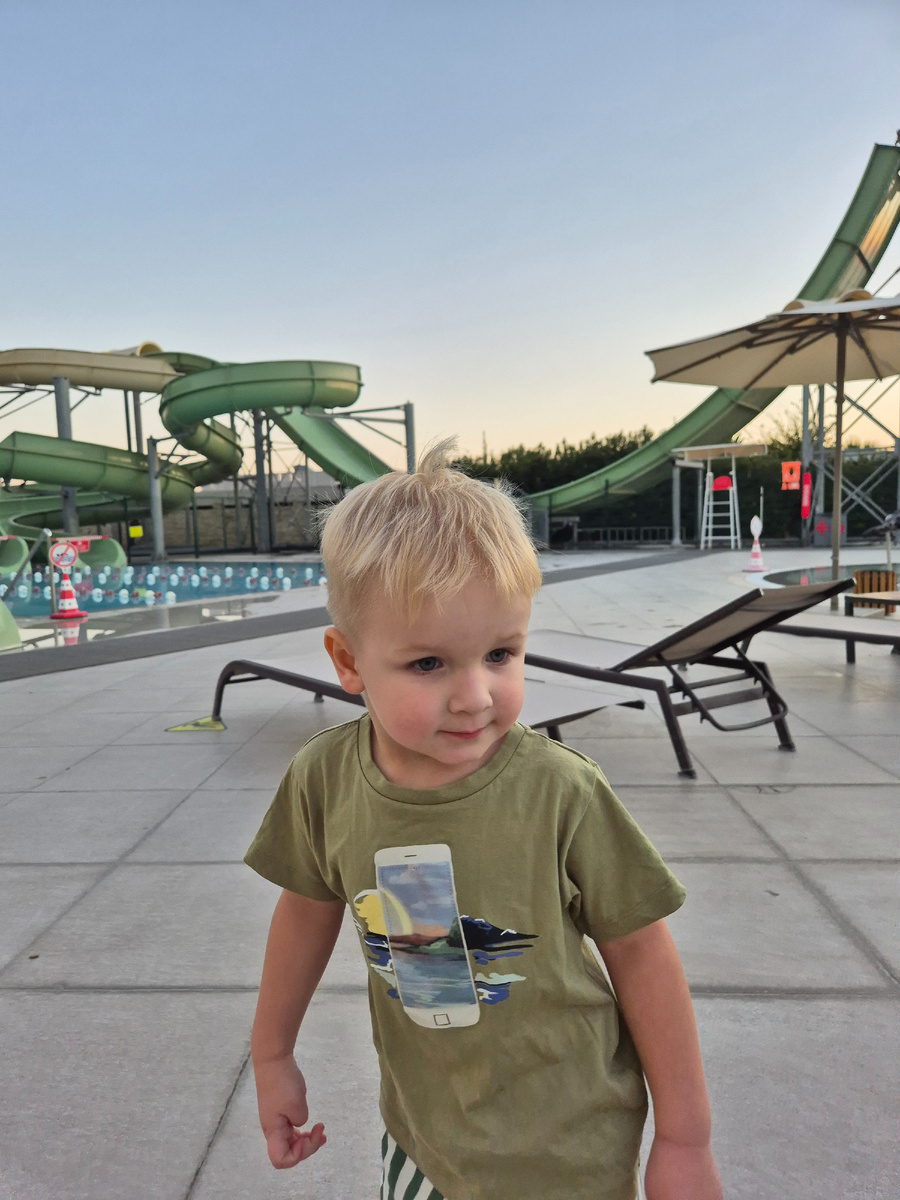 Гришка в футболке Mayoral с интересным принтом