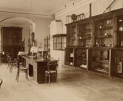 «Дом, где вместо игрушек — колбы, а вместо сказок — формулы»