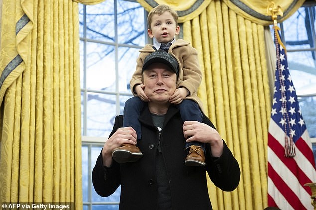 X верхом на плечах своего отца Илона Маска в Овальном кабинете Белого дома.