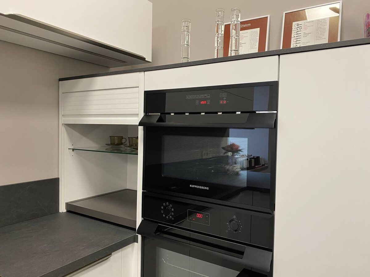 Кухня укомплектована фасадами-жалюзи. 