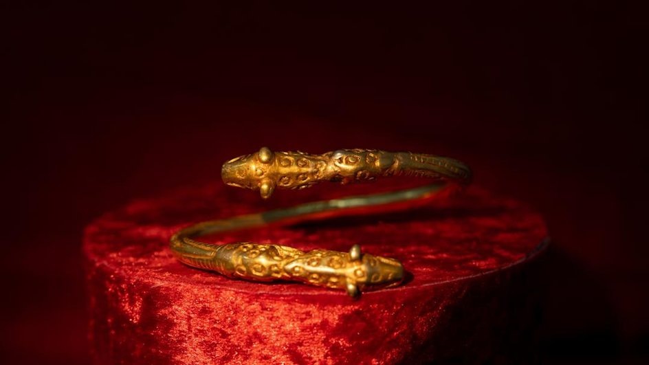 Золотой браслет, найденный при раскопке кургана, искусно украшен фигурками леопардовИсточник: https://www.livescience.com