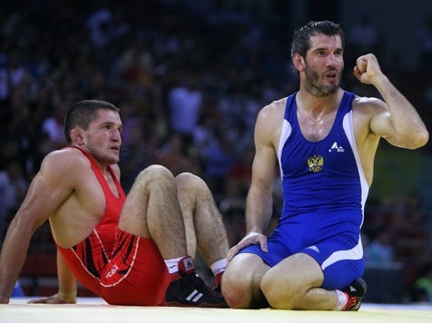 Он всегда переигрывал соперника.
