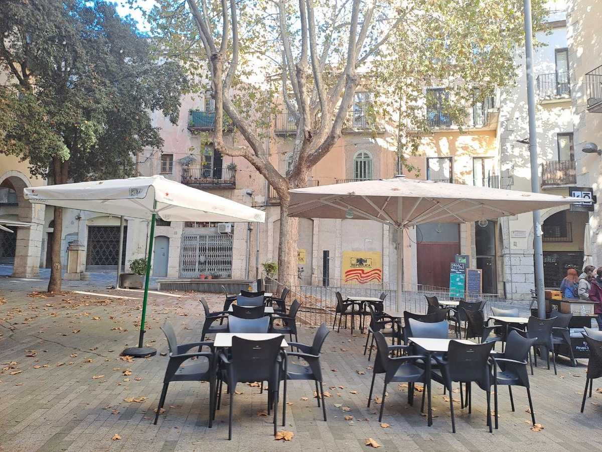 Типичный уличный бар в Испании (Барселона).