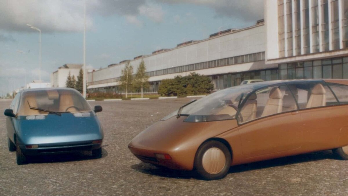 Lada X-2 и Lada X-1 на фоне АвтоВАЗа