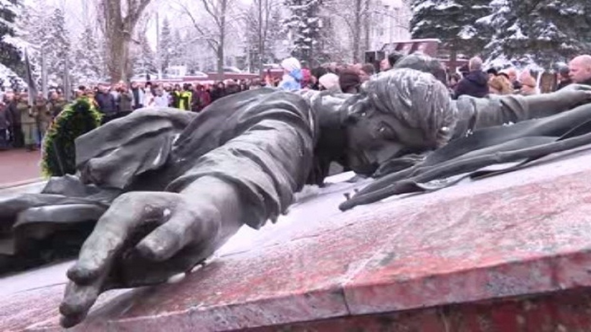    В день памяти о воинах-интернационалистах куряне собрались у монумента «Скорбящая матерь»