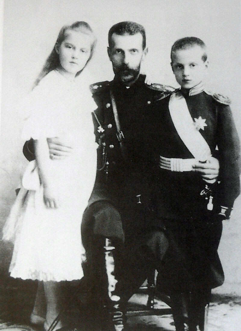 Сергей Александрович с Машенькой и Митенькой. 