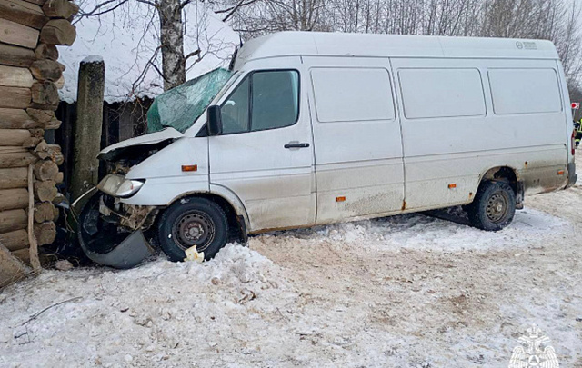 Фургон протаранил избу в тверской деревне. Пострадала молодая женщина