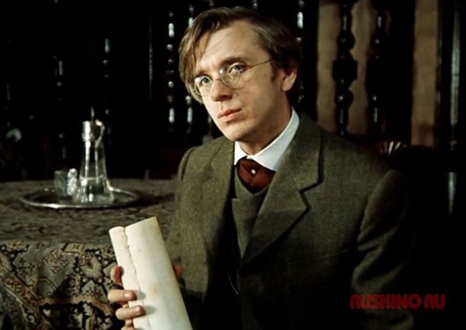 Доктор Мортимер с легендой о собаке. Кадр из фильма "Собака Баскервилей" (1981 г.)