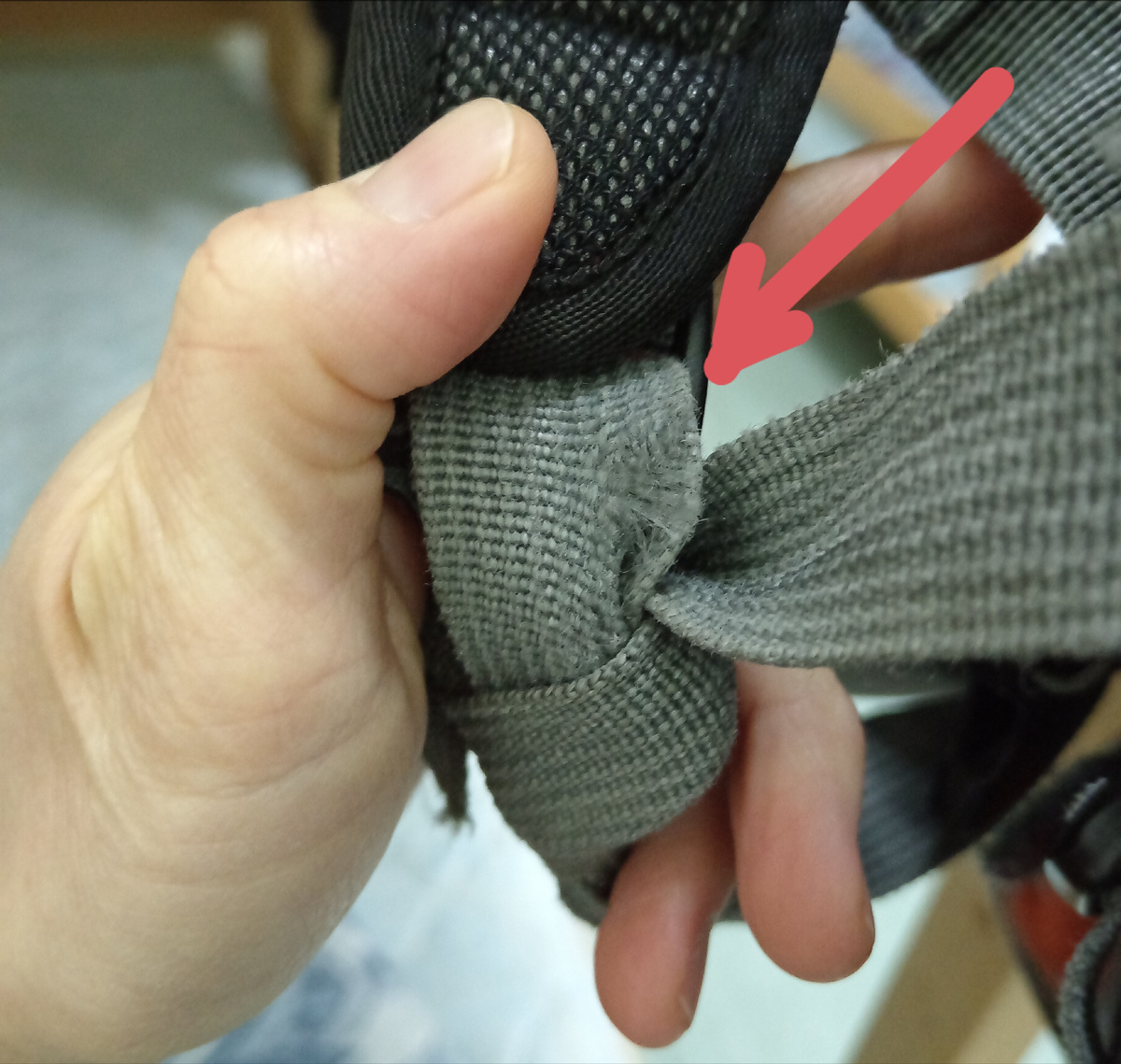 Место, где оторвавшаяся стропа тоже наметилась оторваться. С этим узлом я продолжу идти по маршруту.