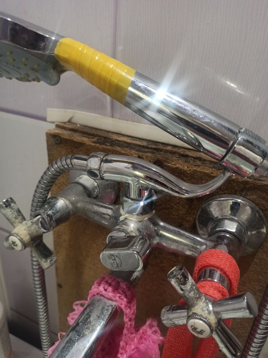 Смеситель весь перемотанный