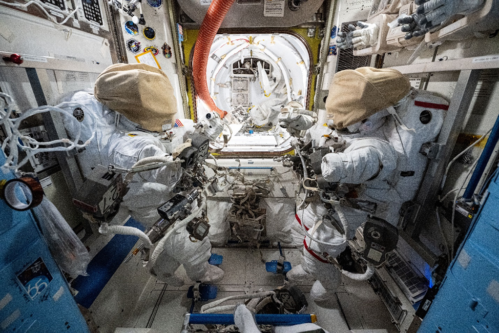 В Шлюзовом модуле Quest. Фото: nasa.blog.com