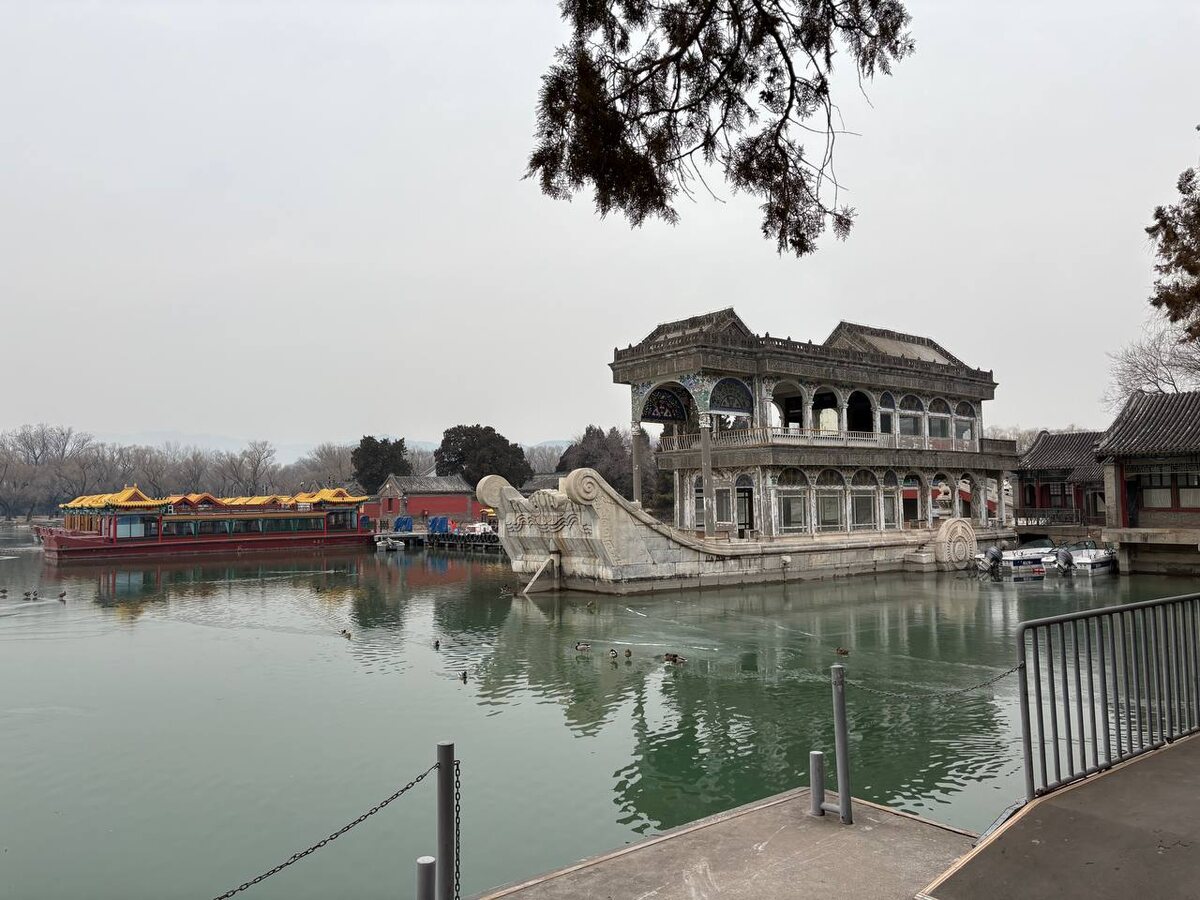 Мраморная ладья в павильоне Пекинского летнего дворца