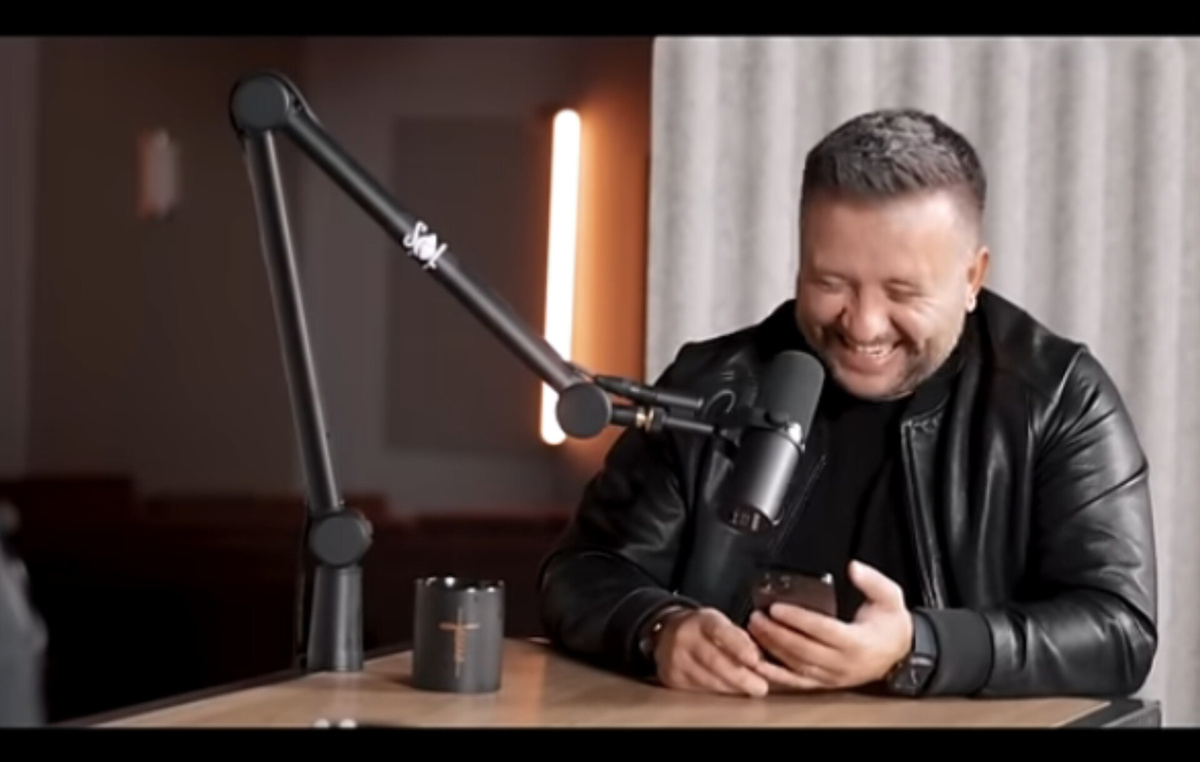 Бизмесмен всегда спокоен с нами. 