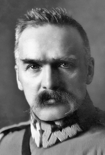 Юзеф Клеменс Пилсудский (пол. Józef Klemens Piłsudski; 1867—1935) — Начальник государства Польского (14.11.1918—09.12.1922), Министр по военным делам Польши (16.05.1926—12.05.1935), Генерал-инспектор Вооружённых Сил Польши (27.08.1926—12.05.1935), Председатель Совета Министров Польши (02.10.1926—27.06.1928 и 15.08—04.12.1930).